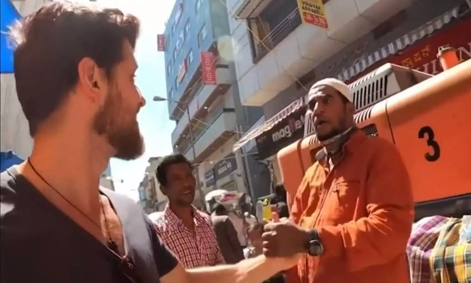 Viral Video, Dutch YouTuber Manhandled by Shopkeeper in Bengalurus Chor Bazar,കൈപിടിച്ചുതിരിച്ചു, കാമറ തട്ടിയെടുത്തു; ബെംഗളൂരുവിൽ ഡച്ച് യൂട്യൂബറെ കയ്യേറ്റം ചെയ്ത്  തെരുവ്കച്ചവടക്കാരൻ