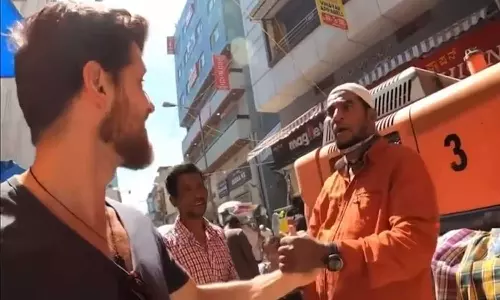 Viral Video, Dutch YouTuber Manhandled by Shopkeeper in Bengalurus Chor Bazar,കൈപിടിച്ചുതിരിച്ചു, കാമറ തട്ടിയെടുത്തു; ബെംഗളൂരുവിൽ ഡച്ച് യൂട്യൂബറെ കയ്യേറ്റം ചെയ്ത്  തെരുവ്കച്ചവടക്കാരൻ