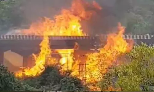 oil tanker overturns on Pune Mumbai Expressway triggering fire