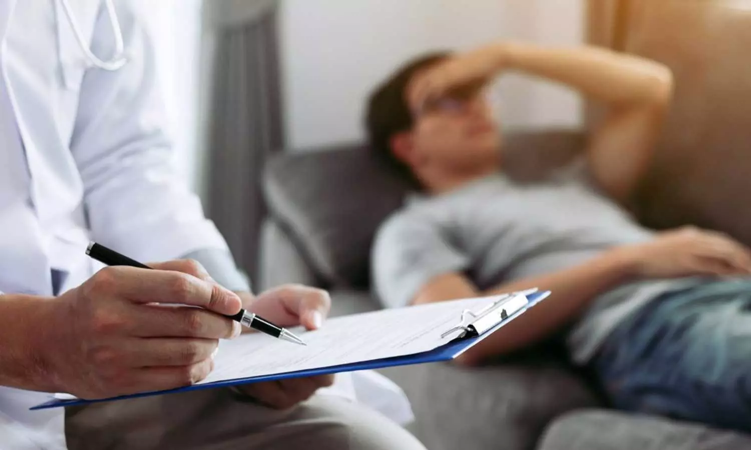 Fever cases are on the rise in  Kerala,latest malayalam news,മഴയ്ക്ക് പിന്നാലെ പനിച്ചൂടിൽ  കേരളം; ഇന്നലെ മാത്രം ചികിത്സതേടിയത് പതിനായിരത്തിലേറെപ്പേർ,മഴയും പനിയും,പനി പടരുന്നു