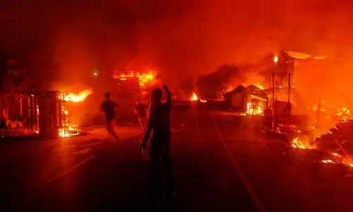 മണിപ്പൂരിൽ സംഘർഷം തുടരുന്നു; ഇംഫാലിൽ രണ്ടുവീടുകൾക്ക് തീയിട്ടു