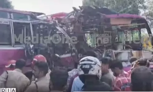 ഷൊർണൂരിൽ സ്വകാര്യ ബസുകൾ കൂട്ടിയിടിച്ചു; 41 പേർക്ക് പരിക്കേറ്റു ഷൊർണൂരിൽ സ്വകാര്യ ബസുകൾ കൂട്ടിയിടിച്ചു; 41 പേർക്ക് പരിക്കേറ്റു