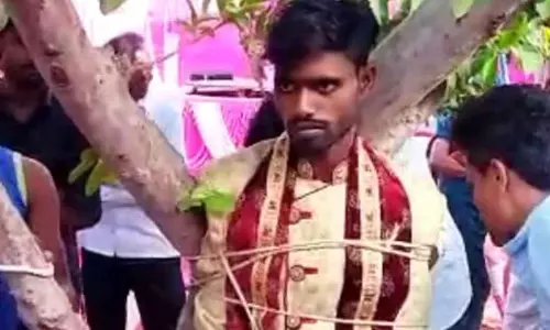 Groom tied to tree by brides family over dowry demand in uttar pradeh Pratapgarh