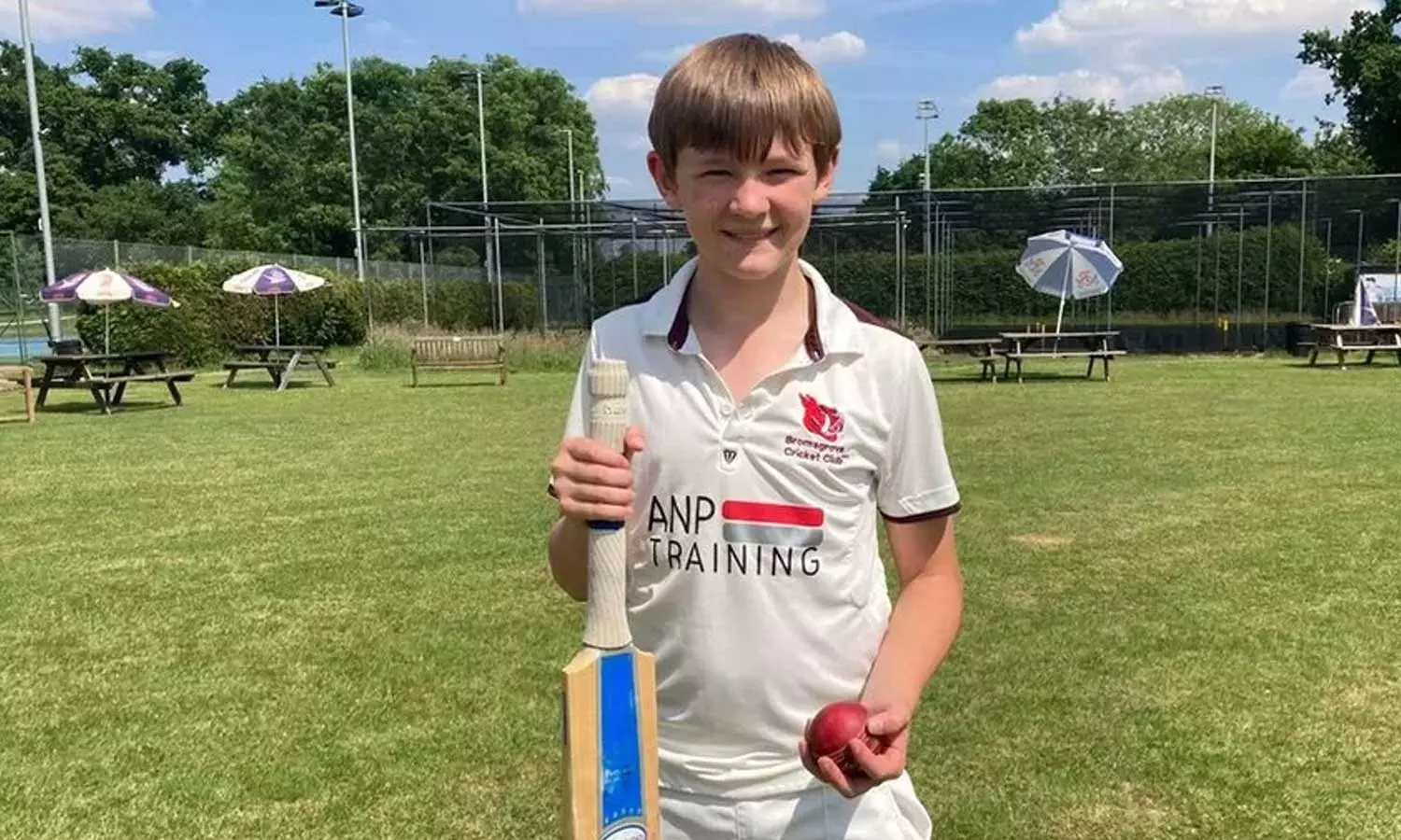6 wickets in 6 balls in single over, Double hat-trick in one over, double hat-trick in single over for English young cricketer, Oliver Whitehouse, Bromsgrove Cricket Club 6 wickets in 6 balls in single over, Double hat-trick in one over, double hat-trick in single over for English young cricketer, Oliver Whitehouse, Bromsgrove Cricket Club