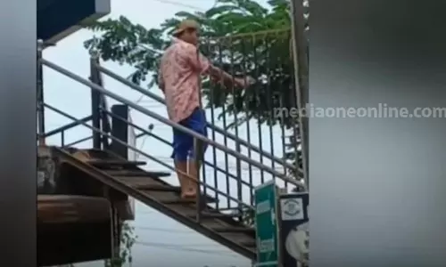 നടുറോഡില്‍ കത്തിയുമായി യുവാവിന്‍റെ പരാക്രമം