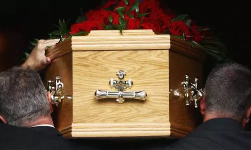 സംസ്കാരചടങ്ങുകള്‍ക്കിടെ ശവപ്പെട്ടിയിൽ മുട്ടി ജീവിതത്തിലേക്ക്; ഒടുവിൽ ബെല്ല മരണത്തിന് കീഴടങ്ങി