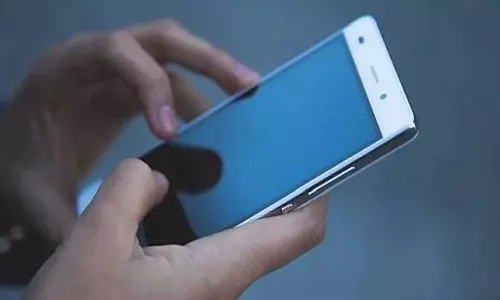 Teenage girl addicted to mobile phone conspires to kill parents in Ahmedabad, Teenage Girl Addicted to Mobile Phone Conspires to Kill Parents, Mixes Insecticides in Sugar in Ahmedabad, Teenage girl attempt to kill mother in Ahmedabad, mobile addiction in children