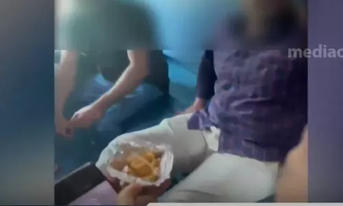 മതം ചോദിച്ച് മലിനഭക്ഷണം നൽകിയ സംഭവം; ജീവനക്കാരെ പുറത്താക്കി റെയിൽവെ