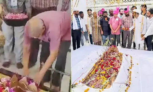 Amid controversies Prakash Ambedkar visits Aurangzebs tomb and offers floral tributes, Prakash Ambedkar visits Aurangzeb tomb, Prakash Ambedkar Aurangzeb tomb, Aurangzeb controversy in Maharashtra, Aurangzeb, Prakash Ambedkar