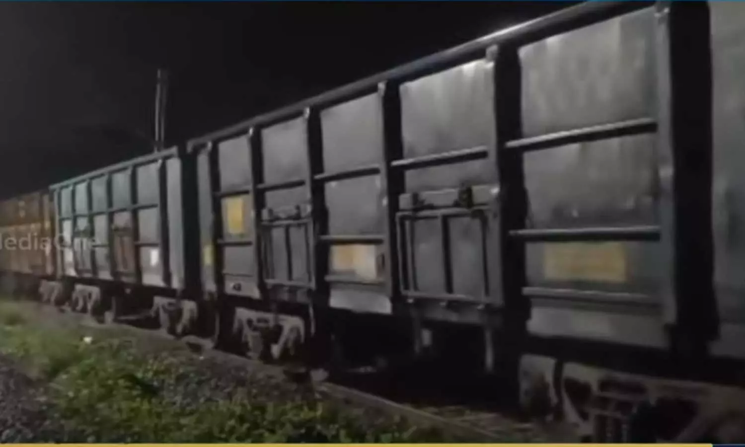 bogies of the goods train separated at Kalamasery,latest malayalam news,കളമശേരിയില്‍ ഗുഡ്‍സ് ട്രെയിനിന്റെ ബോഗികൾ വേർപ്പെട്ടു,