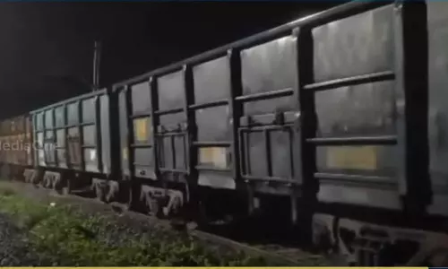 bogies of the goods train separated at Kalamasery,latest malayalam news,കളമശേരിയില്‍ ഗുഡ്‍സ് ട്രെയിനിന്റെ ബോഗികൾ വേർപ്പെട്ടു,