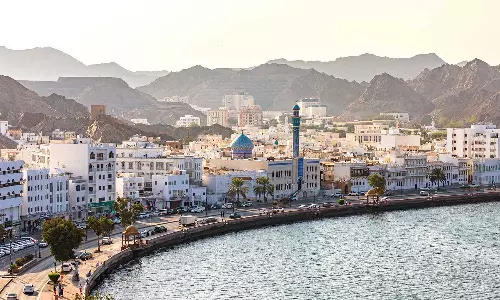 ഒമാനിൽ സ്വകാര്യമേഖലയിലെ ജീവനക്കാരുടെ ശമ്പളം ജൂൺ 25ന് മുമ്പായി വിതരണം ചെയ്യണം