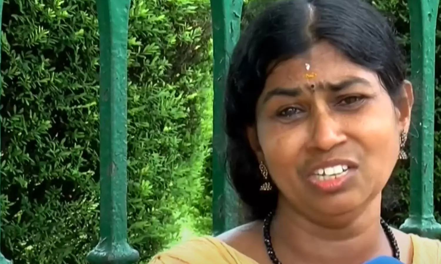 വാടക വീട്ടിൽ നിന്ന് ഇറങ്ങാൻ ആവശ്യപ്പെട്ടു; പെരുവഴിയിലാകുമെന്ന ആശങ്കയിൽ ഒരമ്മയും മകളും