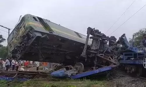 ബംഗാളിലെ ബാങ്കുരയിൽ ചരക്ക് ട്രെയിനുകൾ കൂട്ടിയിടിച്ചു; പന്ത്രണ്ട് ബോഗികൾ പാളം തെറ്റി