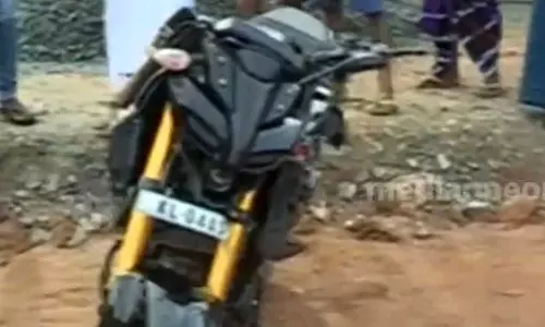 ആലപ്പുഴയില്‍ ടാങ്കർ ലോറിയുമായി കൂട്ടിയിടിച്ചുണ്ടായ അപകടത്തിൽ ബൈക്ക് യാത്രികർ മരിച്ചു