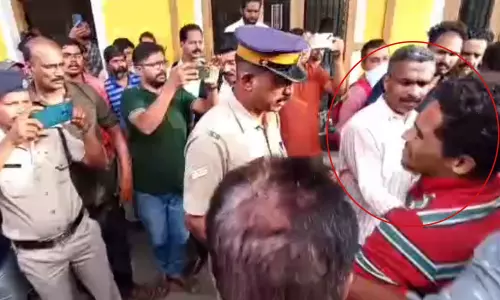 Vande Bharat Express, Shornur, Passenger, വന്ദേ ഭാരത് ട്രെയിന്‍, ഷൊര്‍ണൂര്‍, യാത്രക്കാരന്‍ വാതില്‍ അടച്ചു