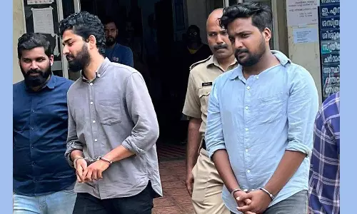 Protest over handcuffing MSF activists, who protested against Education Minister V. Sivankutty, handcuffingMSFactivists, MSF, VSivankutty Protest over handcuffing MSF activists, who protested against Education Minister V. Sivankutty, handcuffingMSFactivists, MSF, VSivankutty