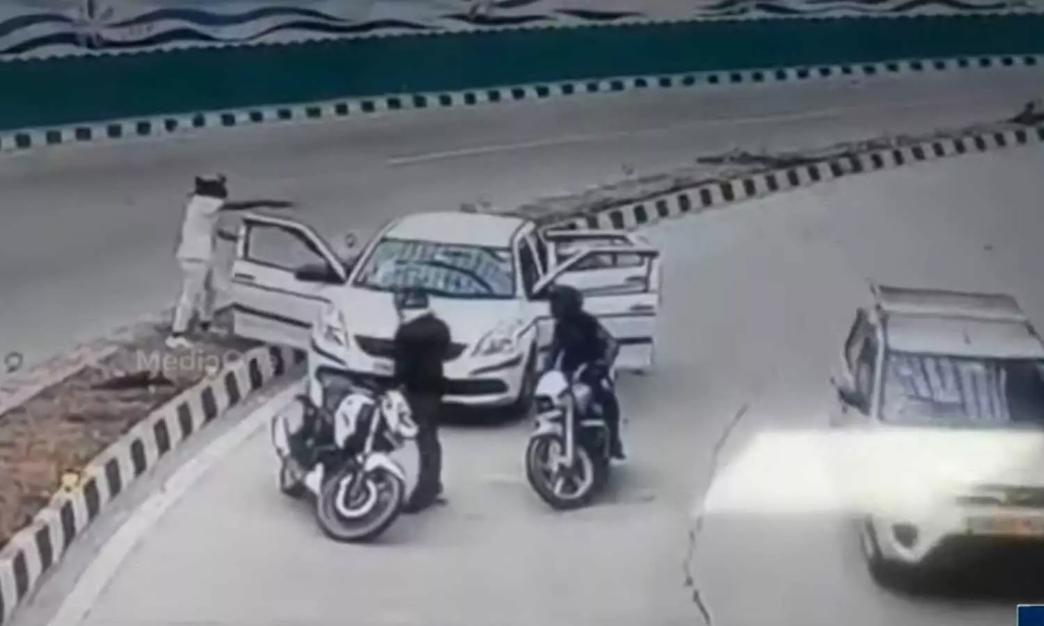 ഡൽഹിയിൽ പട്ടാപ്പകൽ കാർ തടഞ്ഞു നിർത്തി തോക്കുചൂണ്ടി രണ്ടുലക്ഷം രൂപ കവർന്നു ഡൽഹിയിൽ പട്ടാപ്പകൽ കാർ തടഞ്ഞു നിർത്തി തോക്കുചൂണ്ടി രണ്ടുലക്ഷം രൂപ കവർന്നു