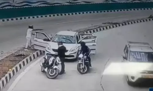 ഡൽഹിയിൽ പട്ടാപ്പകൽ കാർ തടഞ്ഞു നിർത്തി തോക്കുചൂണ്ടി രണ്ടുലക്ഷം രൂപ കവർന്നു