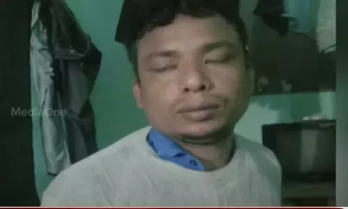 കളമശേരിയിൽ ലഹരിയുമായി സ്കൂൾ സെക്യൂരിറ്റിയടക്കം മൂന്ന് പേർ അറസ്റ്റിൽ; വിദ്യാർഥികൾക്ക് മയക്കുമരുന്ന് എത്തിക്കുന്ന സംഘമെന്ന് പൊലീസ് കളമശേരിയിൽ ലഹരിയുമായി സ്കൂൾ സെക്യൂരിറ്റിയടക്കം മൂന്ന് പേർ അറസ്റ്റിൽ; വിദ്യാർഥികൾക്ക് മയക്കുമരുന്ന് എത്തിക്കുന്ന സംഘമെന്ന് പൊലീസ്