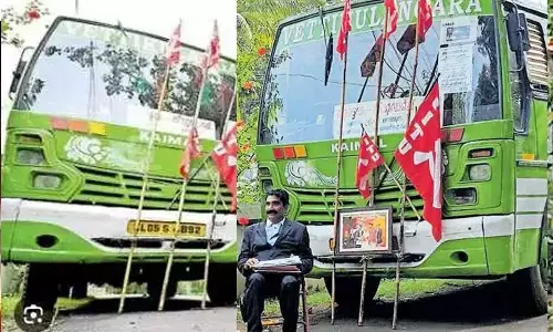 Ties CITU flag in bus,CITU flag stuck in front of bus; discussion failed,Bus owner beaten up by CITU leader in Kottayam,CITU flag stuck in front of bus; discussion failed,മർദിച്ചയാൾക്കൊപ്പം ചർച്ചക്കില്ല; സി.ഐ.ടി.യു ചർച്ചയിൽ നിന്ന് ബസുടമ ഇറങ്ങിപ്പോയി