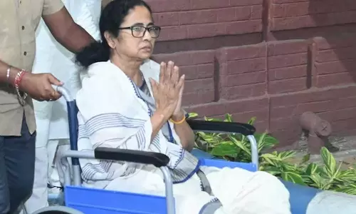 Mamata Banerjee defies doctors, leaves hospital in wheelchair after injury during chopper landing, Mamata Banerjee defies doctors, leaves hospital, Mamata Banerjee, Mamata Banerjee helicopter emergency landing, Mamata helicopter emergency landing