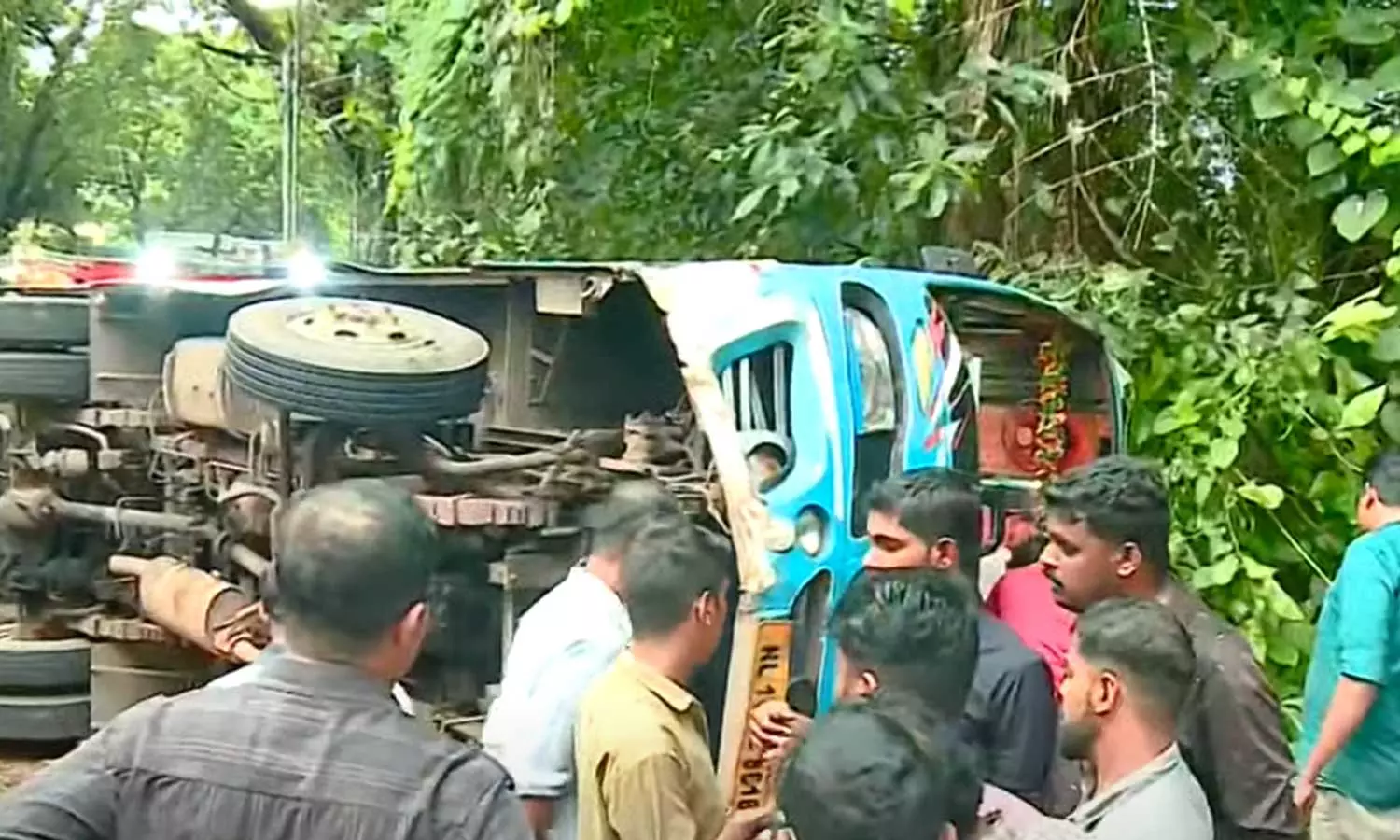 ബൈക്കിലിടിക്കാതിരിക്കാൻ വെട്ടിച്ച ബസ് മറിഞ്ഞു; പത്തു പേർ ആശുപത്രിയിൽ ബൈക്കിലിടിക്കാതിരിക്കാൻ വെട്ടിച്ച ബസ് മറിഞ്ഞു; പത്തു പേർ ആശുപത്രിയിൽ