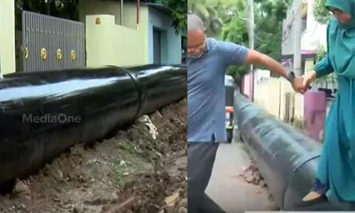 Anayara, water authority,pipes,latest malayalam news, തിരുവനന്തപുരം ആനയറ മഹാരാജാസ് ലെയ്ൻ, വാട്ടര്‍ അതോറിറ്റിയുടെ ഭീമന്‍ പൈപ്പുകള്‍, വീടിന് മുന്നില്‍ ഭീമന്‍ പൈപ്പിട്ട് വാട്ടര്‍ അതോറിറ്റി,