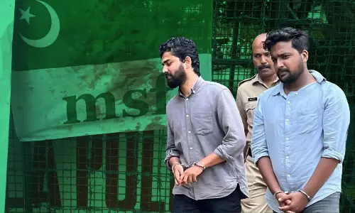 എം.എസ്.ഫ് നേതാക്കാള്‍ക്ക് കൈവിലങ്ങ്