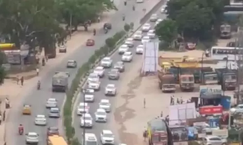 600 കാറുകളുടെ അകമ്പടിയിൽ ചന്ദ്രശേഖര റാവു മഹാരാഷ്ട്രയിൽ; അരോചകമെന്ന് ശരത് പവാർ