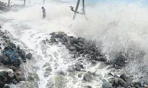 Kannur beach,Restrictions on visits to beaches in Kannur,latest malayalam news,കടൽക്ഷോഭം; കണ്ണൂരിലെ ബീച്ചുകളിൽ സന്ദർശനത്തിന് നിയന്ത്രണം,കനത്ത മഴ,കേരളത്തിലെ കനത്ത മഴ,കാലവര്‍ഷം ശക്തം