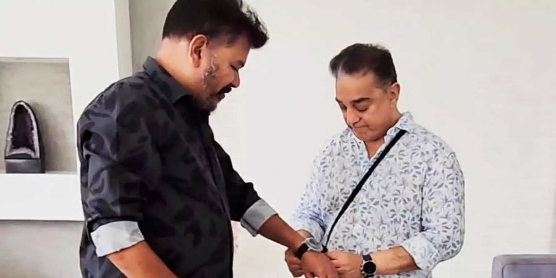 റിലീസിന് മുമ്പ് തന്നെ സമ്മാനം, ഇന്ത്യൻ 2 ദൃശ്യങ്ങൾ ഇഷ്ടപ്പെട്ടു; ശങ്കറിന് ആഡംബരവാച്ച് സമ്മാനമായി നൽകി കമൽഹാസൻ