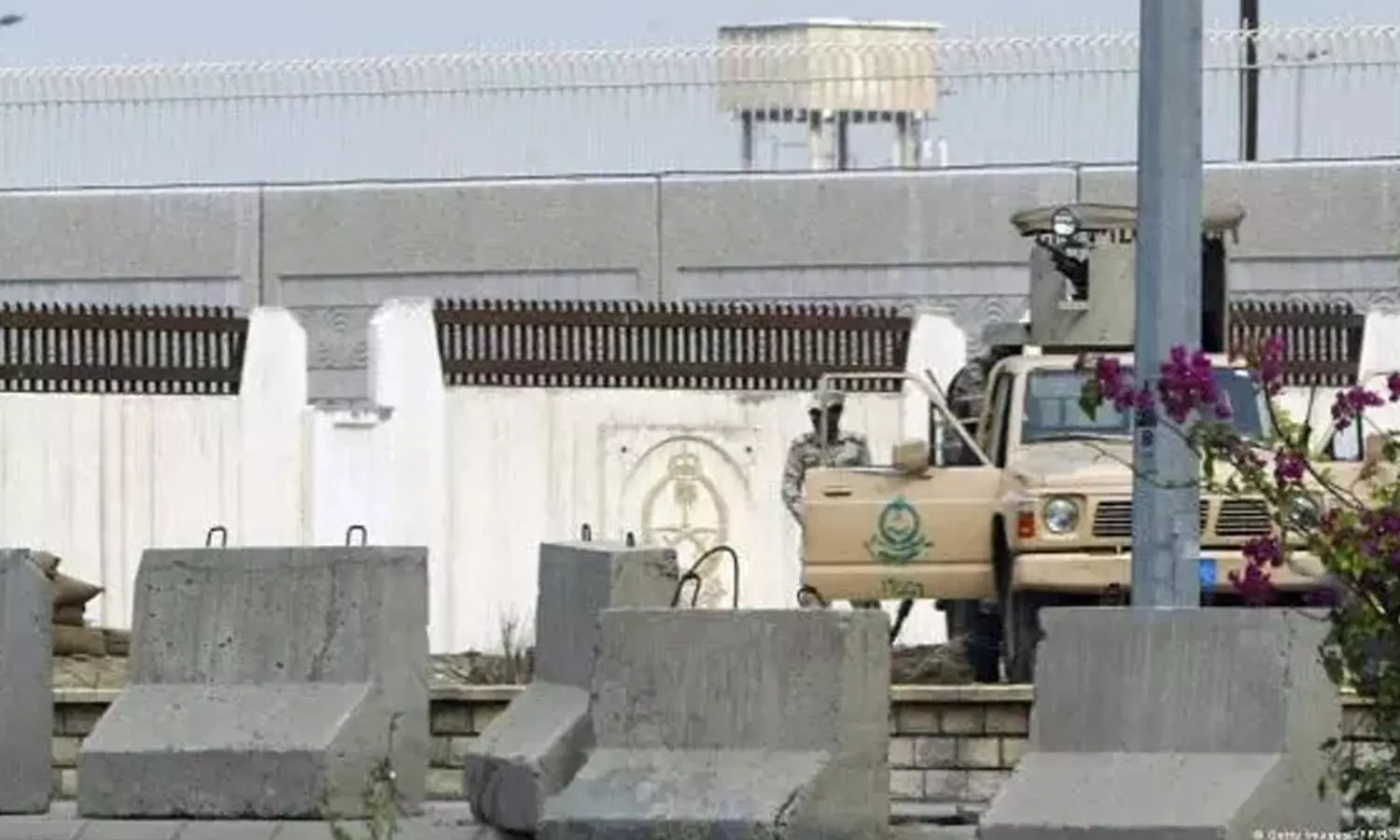 Shooting near consulate in Jeddah, The assailant and the security guard died, us consulate, latest malayalam news, ജിദ്ദയിൽ കോൺസുലേറ്റിന് സമീപം വെടിവെയ്പ്പ്, അക്രമിയും സുരക്ഷാ ജീവനക്കാരനും മരിച്ചു, യു.എസ് കോൺസുലേറ്റ്, ഏറ്റവും പുതിയ മലയാളം വാർത്ത Shooting near consulate in Jeddah, The assailant and the security guard died, us consulate, latest malayalam news, ജിദ്ദയിൽ കോൺസുലേറ്റിന് സമീപം വെടിവെയ്പ്പ്, അക്രമിയും സുരക്ഷാ ജീവനക്കാരനും മരിച്ചു, യു.എസ് കോൺസുലേറ്റ്, ഏറ്റവും പുതിയ മലയാളം വാർത്ത