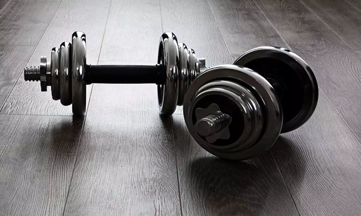 Man hits father with dumbbell,Man hits father with dumbbell after argument over unemployment,latest national news,ജോലിക്ക് പോകാതെ മടിപിടിച്ച് വീട്ടിലിരിക്കുന്നതിനെ ചോദ്യം ചെയ്തു; പിതാവിനെ ഡംബെൽ കൊണ്ട് കൊലപ്പെടുത്താൻ ശ്രമിച്ച മകൻ അറസ്റ്റിൽ,crime news,