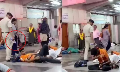 Pune railway platform,viral on social media,people sleeping on a railway platform in Pune Pune,Pune railway, Railway Police,Pune Railway Station,,റെയിൽവേ പ്ലാറ്റ്ഫോമിൽ ഉറങ്ങിക്കിടന്നവരുടെ മുഖത്തേക്ക് വെള്ളമൊഴിച്ച് പൊലീസ് ഉദ്യോഗസ്ഥൻ