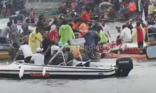 Boat capsize accident during Champakulam boat race