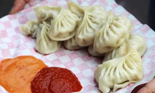 Jalandhar ,Jalandhar  Hooligans pour hot oil on minor street vendor over ‘cold momos’,latest national news,വഴിയോരക്കച്ചവടക്കാരന്റെ മേൽ തിളച്ച എണ്ണയൊഴിച്ചു,മോമോസ് തണുത്തെന്ന് പരാതി,