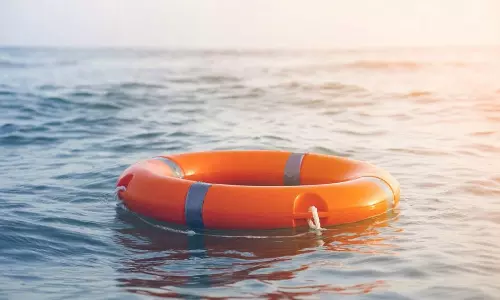 മീന്‍ പിടിക്കുന്നതിനിടെ തോട്ടില്‍ കാല്‍ വഴുതി വീണ് വിദ്യാര്‍ഥി മരിച്ചു