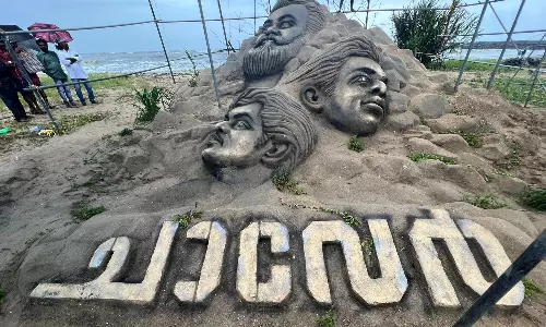 ചാവേറിന്റെ മണലിൽ തീർത്ത ദൃശ്യവിസ്മയം; കലാകാരനെ ആദരിക്കാൻ നേരിട്ടെത്തി താരങ്ങളും അണിയറ പ്രവർത്തകരും ചാവേറിന്റെ മണലിൽ തീർത്ത ദൃശ്യവിസ്മയം; കലാകാരനെ ആദരിക്കാൻ നേരിട്ടെത്തി താരങ്ങളും അണിയറ പ്രവർത്തകരും