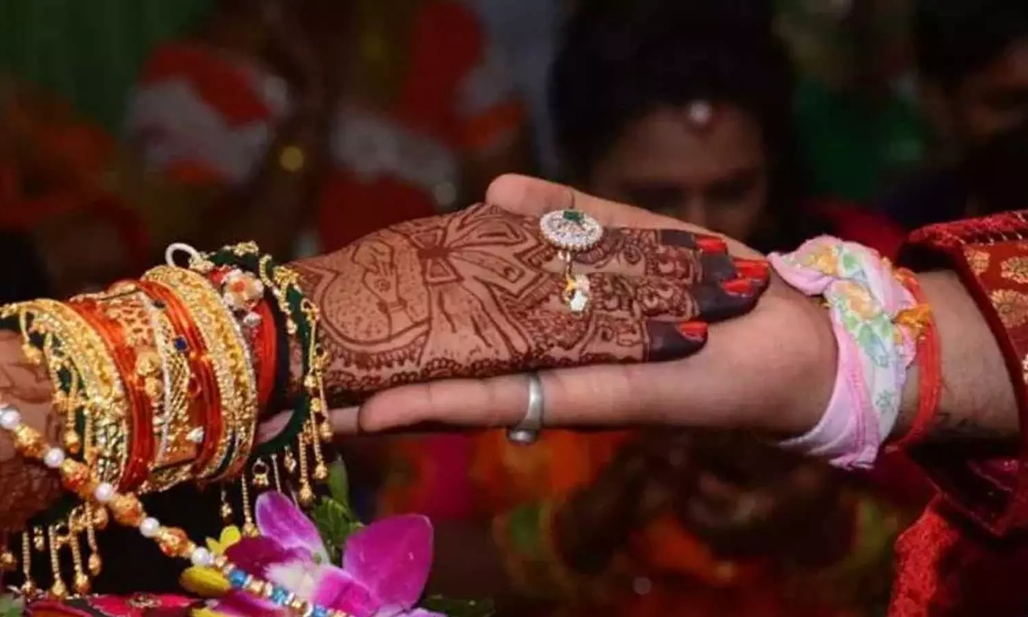 suspension,Child marriage in Palakkad;  temple clerk was suspended,breaking news malayalam,പാലക്കാട്ടെ ബാല വിവാഹം; ക്ഷേത്രം ക്ലർക്കിനെ സസ്പെന്‍ഡ് ചെയ്തു