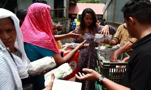 the Guardian praises DYFI Kerala’s food parcel scheme