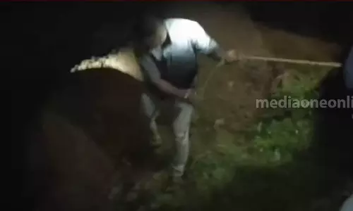 An autorickshaw fell into the sea at Varkala, Thiruvananthapuram