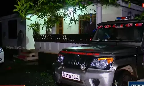 മലപ്പുറത്ത് ഒരു കുടുബത്തിലെ നാല് പേരെ വീട്ടിനുള്ളില് മരിച്ചനിലയിൽ കണ്ടെത്തി മലപ്പുറത്ത് ഒരു കുടുബത്തിലെ നാല് പേരെ വീട്ടിനുള്ളില് മരിച്ചനിലയിൽ കണ്ടെത്തി