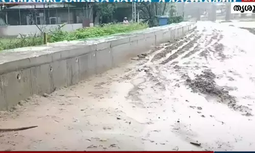 Construction of national highway drainage by blocking roads to houses,latest malayalam news,ദേശീയപാത നിര്‍മാണം,ഡ്രൈനേജ് നിര്‍മാണം,വെള്ളക്കെട്ട്