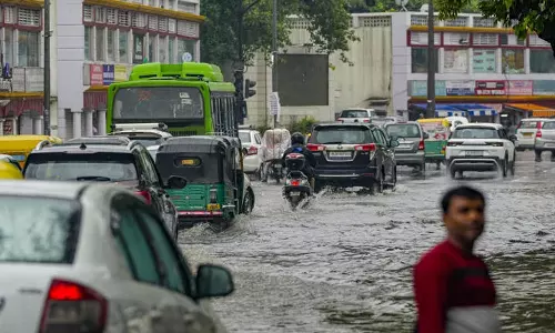 Delhi, rain chaos,Arvind Kejriwal ,Delhi Chief Minister Arvind Kejriwal ,heavy rain battered several parts of the Delhi rain chaos, കനത്ത മഴയിൽ വ്യാപകനാശം; ഡൽഹിയിൽ എല്ലാ ഉദ്യോഗസ്ഥരുടെയും മന്ത്രിമാരുടെയും അവധി റദ്ദാക്കി