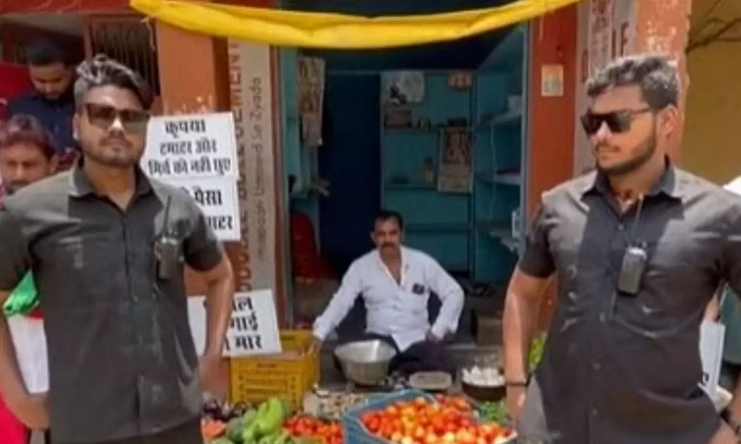 Vegetable vendor in Varanasi hires bouncers to protect his stall amid tomato price rise,tomato price hike,തക്കാളി വിലക്കയറ്റം,സെക്യൂരിറ്റിയെ നിയമിച്ചു,തക്കാളി മോഷണം പോകുന്നു; സെക്യൂരിറ്റിക്കാരെ നിയമിച്ച് പച്ചക്കറി കച്ചവടക്കാരൻ