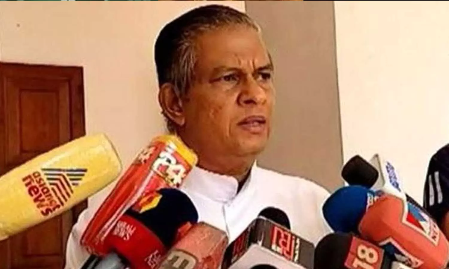 മുതലപ്പൊഴിയിൽ മന്ത്രിമാരെ തടഞ്ഞ സംഭവം; ഫാ. യൂജിൻ പെരേരയ്ക്കെതിരെ കേസെടുത്തു മുതലപ്പൊഴിയിൽ മന്ത്രിമാരെ തടഞ്ഞ സംഭവം; ഫാ. യൂജിൻ പെരേരയ്ക്കെതിരെ കേസെടുത്തു