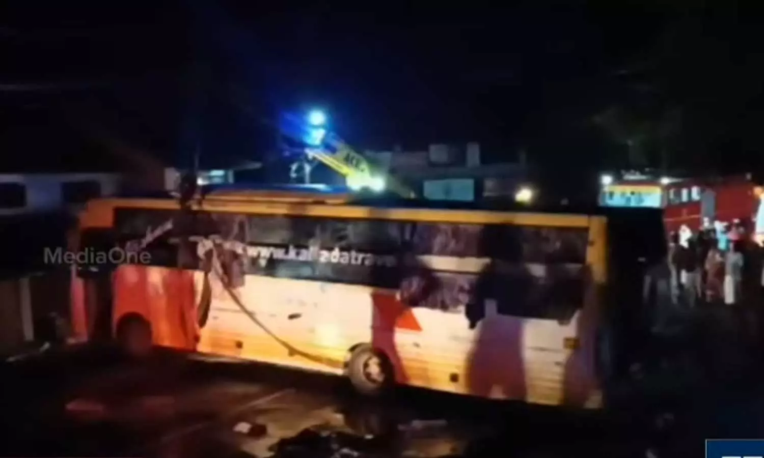 bus accident,kallada bus,breaking news malayalam,Tourist bus collides with a lorry in Kannur, one dead,കണ്ണൂരില്‍ ടൂറിസ്റ്റ് ബസ് ലോറിയുമായി കൂട്ടിയിടിച്ച് ഒരു മരണം ; നിരവധി പേർക്ക് പരിക്ക്,