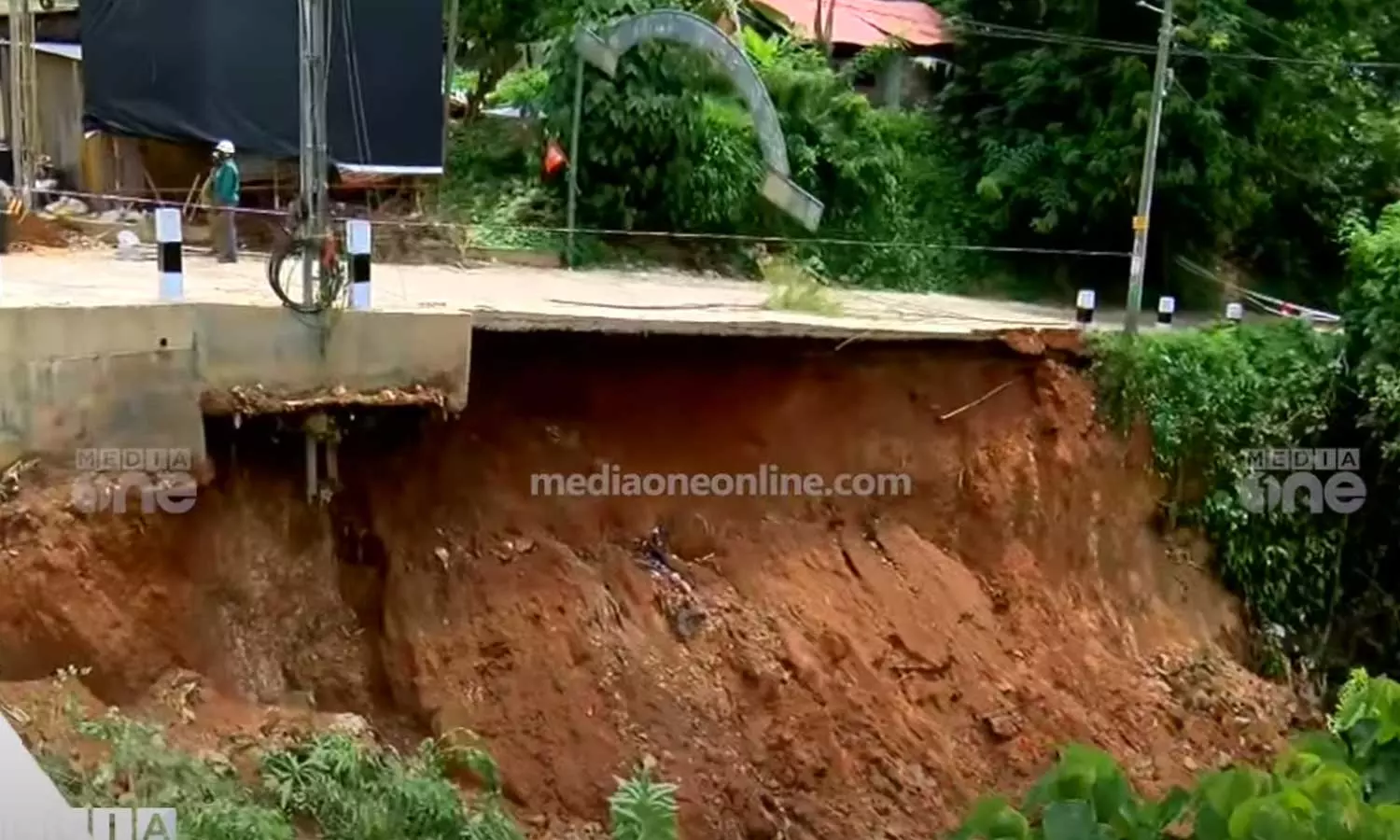 Thiruvananthapuram,Approach road worth four and a half crores collapsed,നാലരക്കോടി രൂപയുടെ അപ്രോച്ച് റോഡ് തകര്‍ന്നു, റോഡ് തകര്‍ന്നു,latest malayalam news,