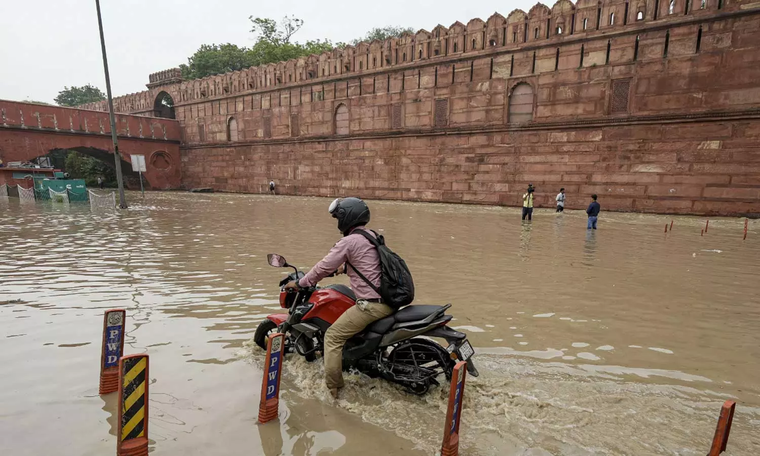 Red Fort closed for visitors till July 14 due to flood-like situation in Delhi,ഡൽഹിയിൽ ദുരിതം വിതച്ച് പ്രളയം; ചെങ്കോട്ട അടച്ചു,കനത്ത മഴയില്‍ ഡല്‍ഹി,ഡല്‍ഹി പ്രളയം,